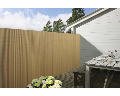 Scéna so zástenou na terase