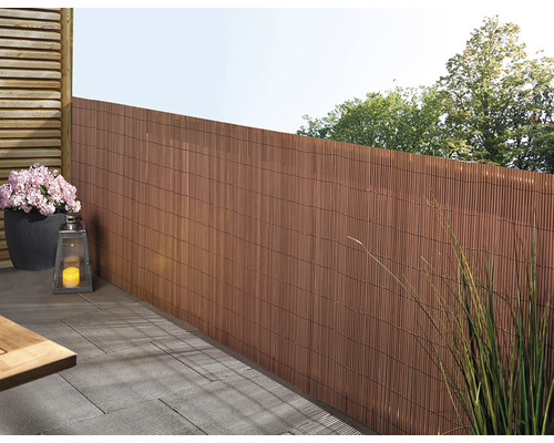 Terasa s bambusovou zástenou, hrnkovou rastlinou a lampášom