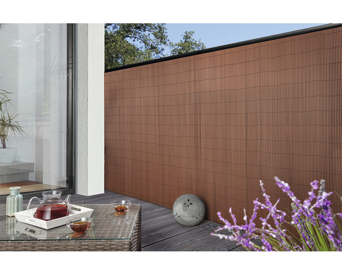 Balkón s ochranou súkromia, stolom a dekoráciou