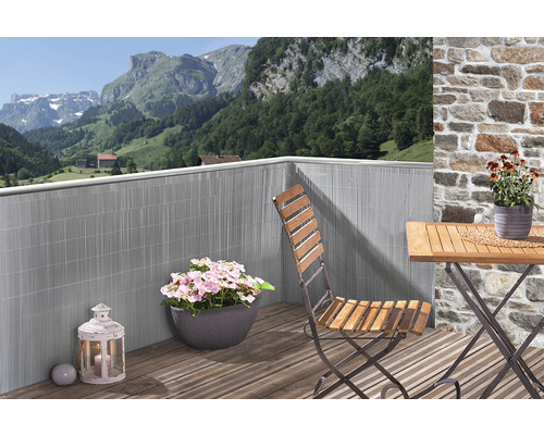 Balkón so zástenou, stolom, stoličkou a rastlinami