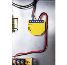 Žltý elektronický komponent s modrými skrutkovými svorkami a káblami