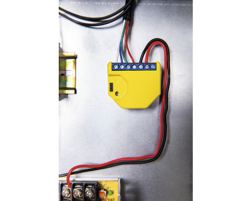 Žltý elektronický komponent s modrými skrutkovými svorkami a káblami