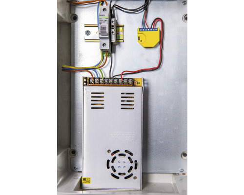 Inštalácia s poistkou, transformátorom, napájacím zdrojom a rozvodnou svorkou.