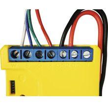Detailný záber žltého elektronického ovládania s farebnými káblovými prípojkami.