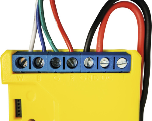 Detailný záber žltého elektronického ovládania s farebnými káblovými prípojkami.