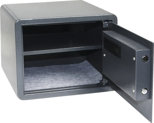 Otvorený trezor s dvoma policami a kobercovým obložením