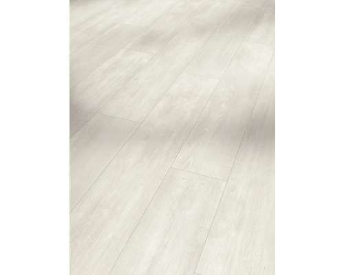 Svetlá laminátová podlaha s drevenou štruktúrou