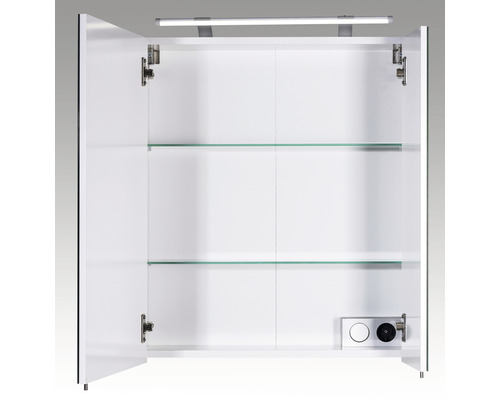 Otvorená zrkadlová skrinka s dvoma sklenenými policami, osvetlením a zásuvkou.