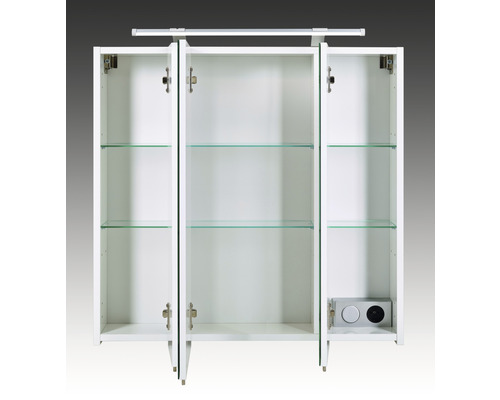 Otvorená zrkadlová skrinka so sklenenými policami a osvetlením