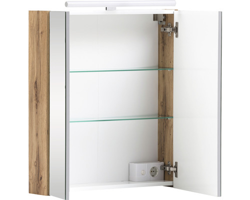 Otvorená zrkadlová skrinka so sklenenými policami, osvetlením a zásuvkou