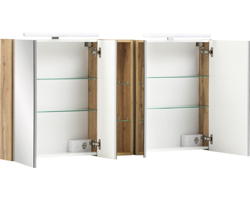 Otvorená zrkadlová skrinka so sklenenými policami a osvetlením