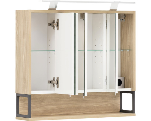 Otvorená zrkadlová skrinka so sklenenými policami a osvetlením