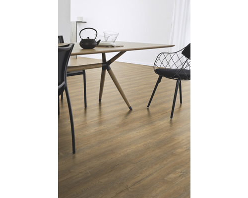 Jedáleň s jedálenským stolom, stoličkami a laminátovou podlahou.