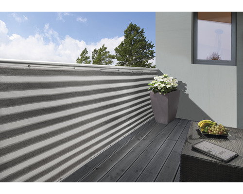 Balkón s ochranou súkromia, kvetináčom a dekoráciou