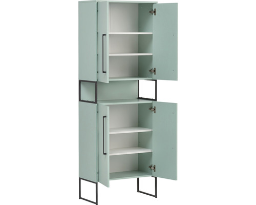 Skriňa s policami a otvorenými dverami