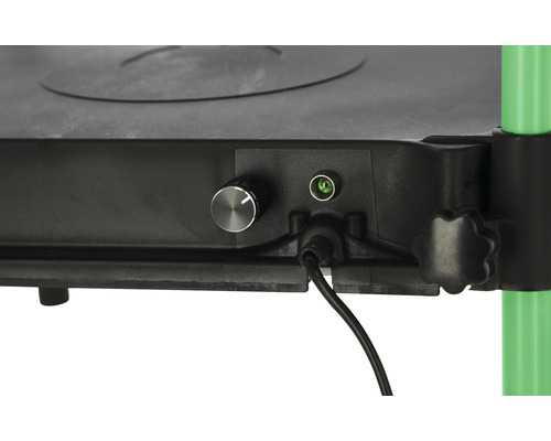 Detail audio systému s káblom, pripojením a otočným gombíkom