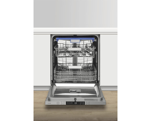 Otvorená umývačka riadu s košmi na riad v kuchynskej skrinke.