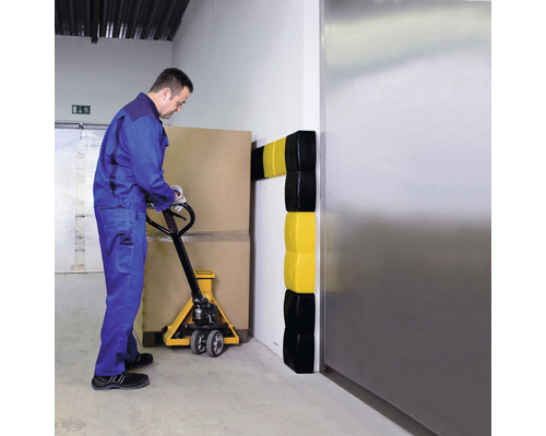 Rohový ochranný profil 500 plastový čierny 250x125x500 mm 2 kusy Muž s paletovým vozíkom vedľa ochrany proti nárazu na stene