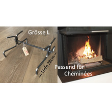 Držiak na palivové drevo veľkosti L vedľa krbu s horiacim drevom