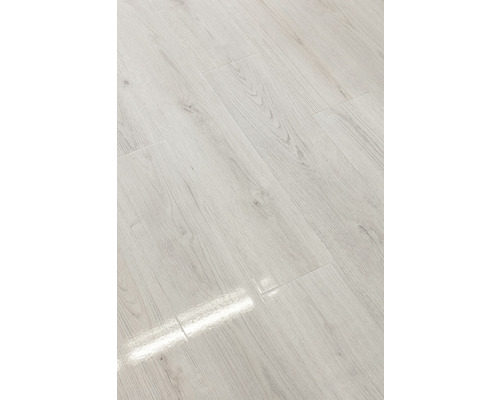 Položená laminátová podlaha s drevenou štruktúrou