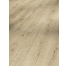 Svetlá laminátová podlaha s dreveným vzhľadom