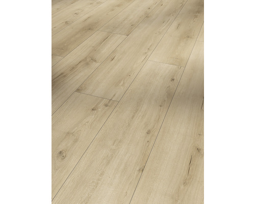 Svetlá laminátová podlaha s dreveným vzhľadom