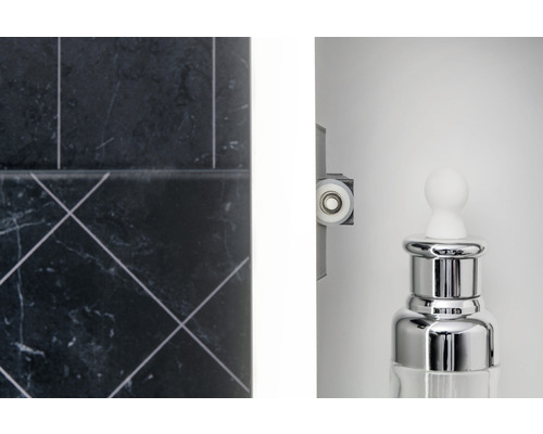 Detailný záber kúpeľne s obkladmi, rolkou sprchovacieho kúta a dávkovačom