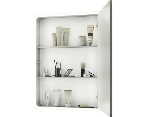 Otvorená zrkadlová skrinka s kozmetickými výrobkami na policiach.