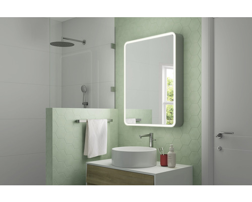 Moderná kúpeľňa so sprchou, umývadlom a osvetleným zrkadlom