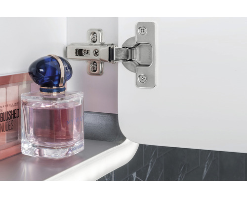 Záves na bielych dverách