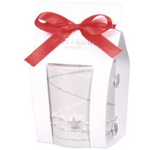 Sviečka v bielej darčekovej krabičke s červenou stuhou