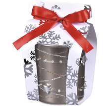 Dekoratívna sviečka v darčekovom balení so vzorom snehových vločiek a mašľou