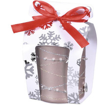 Dekoratívna sviečka v darčekovom balení so vzorom snehových vločiek a červenou stuhou
