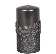 Dekoratívna sviečka so vzorom hviezd pre slávnostnú atmosféru