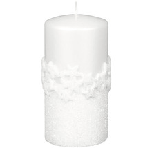 Biela stĺpová sviečka so vzorom snehových vločiek