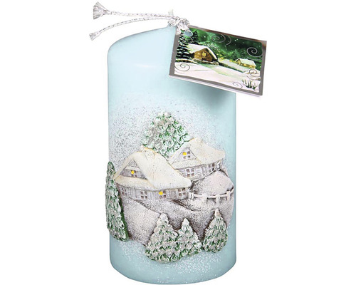 Vianočná sviečka valec CHALÚPKY Ø7 x 14 cm modrá Dekoračná sviečka s motívom zimnej dediny