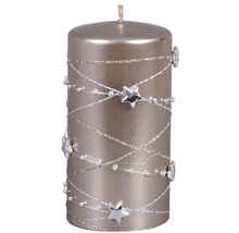 Dekoratívna stĺpová sviečka s aplikáciami hviezd