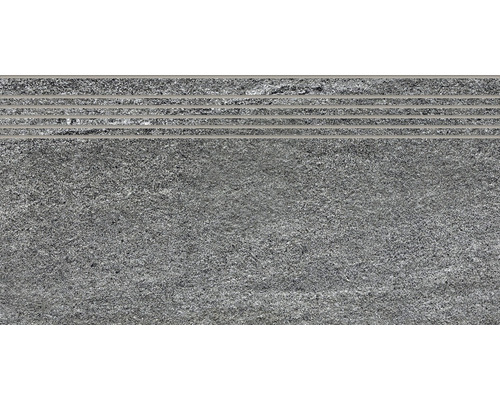 Sivý nášľapný schod s ryhovaným povrchom