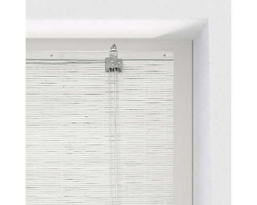 Biela bambusová žalúzia na okne