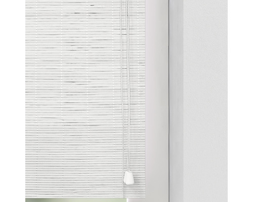 Biela bambusová žalúzia so sťahovacou šnúrou na okne