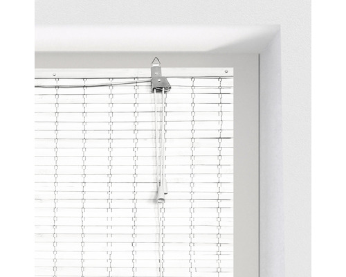 Detailný záber drevenej rolety s ovládacím mechanizmom