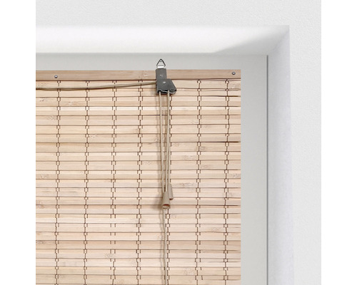 Detailný pohľad na bambusovú roletu s mechanizmom zaťahovania.