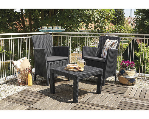 Súprava balkónového nábytku s dvoma kreslami a stolom na balkóne