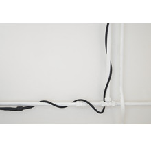 Inštalácia elektrického kábla a vodovodnej rúrky na stenu