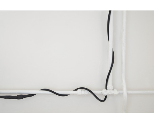 Inštalácia elektrického kábla a vodovodnej rúrky na stenu