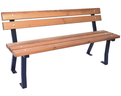 Drevená lavička s kovovým rámom na vonkajšie použitie