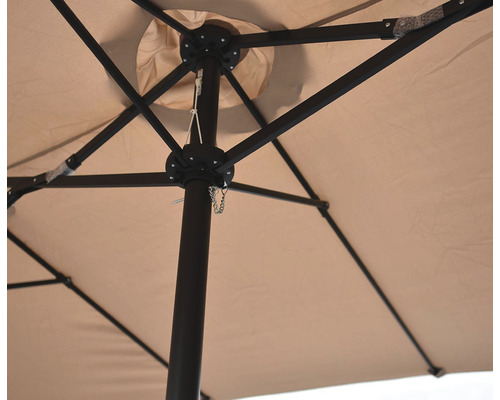 Detailný pohľad na slnečník s hnedým rámom a hnedým poťahom