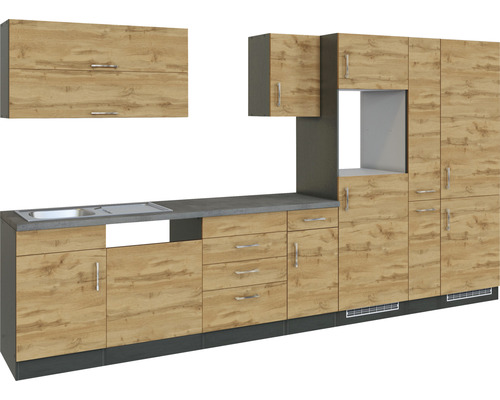 Kuchynská linka s drezom, spodnými skrinkami a závesnými skrinkami vo vzhľade dreva