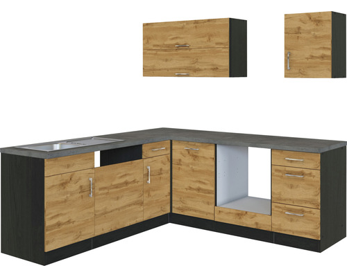 Moderná kuchyňa s drezom, zásuvkami a závesnými skrinkami