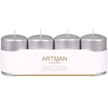 Štyri strieborné stĺpové sviečky v bielom obale s logom Artman Candles